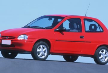 Foto mostrando a lateral esquerda de um Chevrolet Corsa G2 estacionado em uma rua de asfalto.