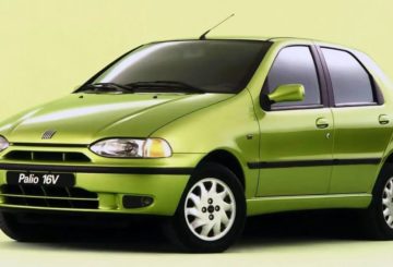 Foto feita em estúdio mostrando a dianteira de um Fiat Palio G1 verde claro.