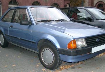 Foto mostrando a dianteira de um Ford Escort G1 azul.