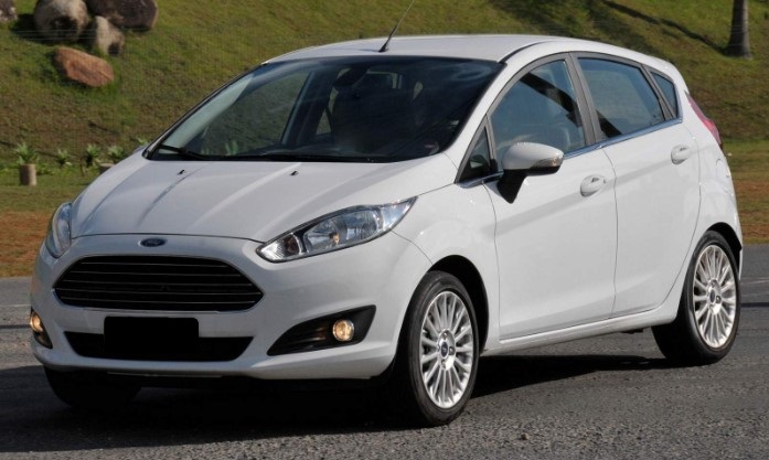 Foto mostrando diagonal esquerda de um Ford New Fiesta 2015 branco ...