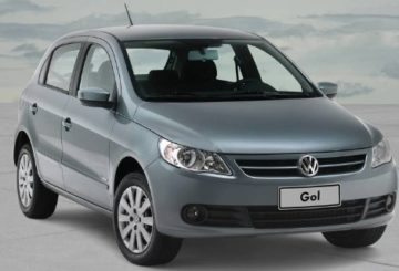 Foto feita em estúdio mostrando a dianteira de um Volkswagen Gol 2008 G5 cinza.