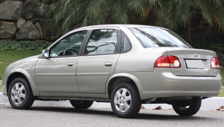 Foto mostrando a traseira de um Chevrolet Classic 2012 LS prateado que ...