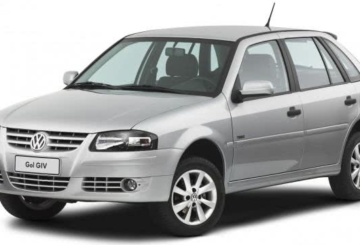 Foto feita em estúdio mostrando a diagonal esquerda de um Volkswagen Gol 2009 G4 prateado.