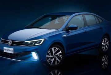 Foto feita em estúdio mostrando a diagonal esquerda de um Volkswagen Virtus 2023 azul.