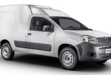 Foto feita em estúdio mostrando a diagonal direita de um Fiat Fiorino G3 furgão branco.
