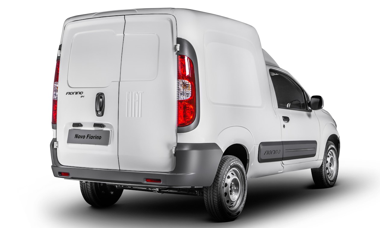 Foto feita em estúdio mostrando a traseira de um Fiat Fiorino G3 furgão ...