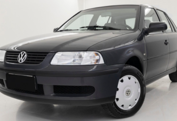 Foto mostrando a dianteira de um Volkswagen Gol Plus 2001 preto estacionado.