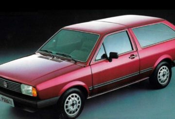 Foto feita em estúdio mostrando a dianteira de um Volkswagen Parati G1 vermelho.