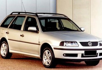 Foto mostrando a diagonal direita de um Volkswagen Parati G3 prateado estacionado.