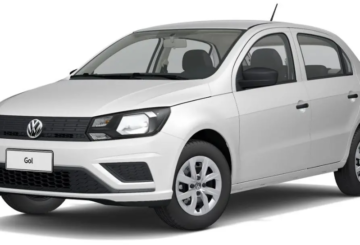 Foto feita em estúdio mostrando a diagonal esquerda de um Volkswagen Gol 2023 prateado.