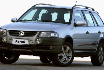 Foto mostrando a diagonal esquerda de um Volkswagen Parati G4 prateado estacionado em uma rua de asfalto.