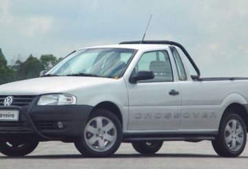 Foto mostrando a lateral esquerda de um Volkswagen Saveiro G4 prateado estacionado.