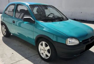 Foto mostrando a dianteira de um Chevrolet Corsa Wind 1995 azul claro.