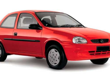 Foto feita em estúdio mostrando a diagonal direita de um Chevrolet Corsa Wind 1999 vermelho.