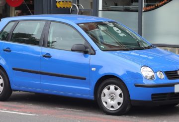 Foto mostrando a lateral direita de um Volkswagen Polo G4 azul estacionado.