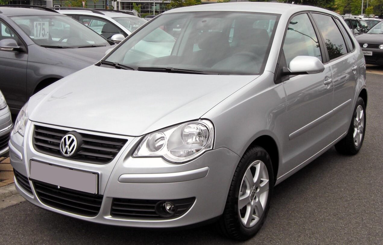 Foto mostrando a dianteira do primeiro facelift do Volkswagen Polo da quarta geração.