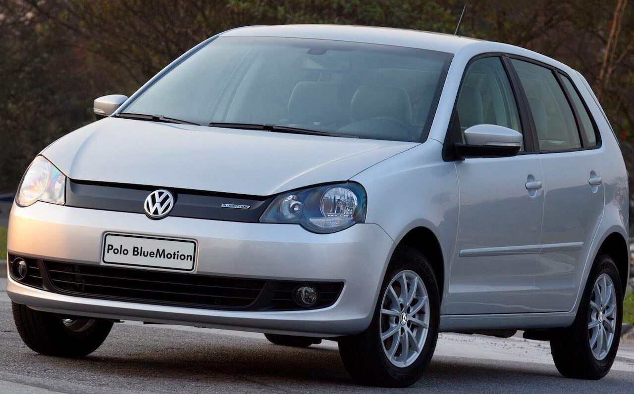 Foto mostrando a dianteira do segundo facelift do Volkswagen Polo da quarta geração.