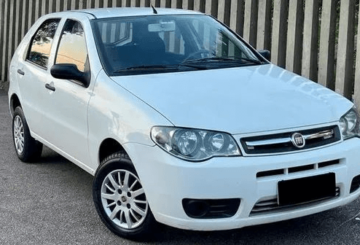 Foto mostrando a dianteira de um Fiat Palio Economy 2011 branco estacionado.