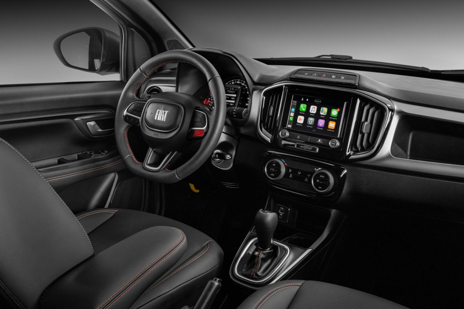 Foto do painel interno da Fiat Strada Ultra 2024.