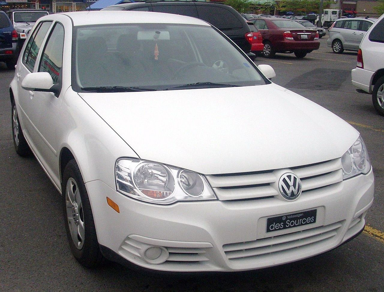 Imagem da frente do Volkswagen Golf G4 reestilizado.