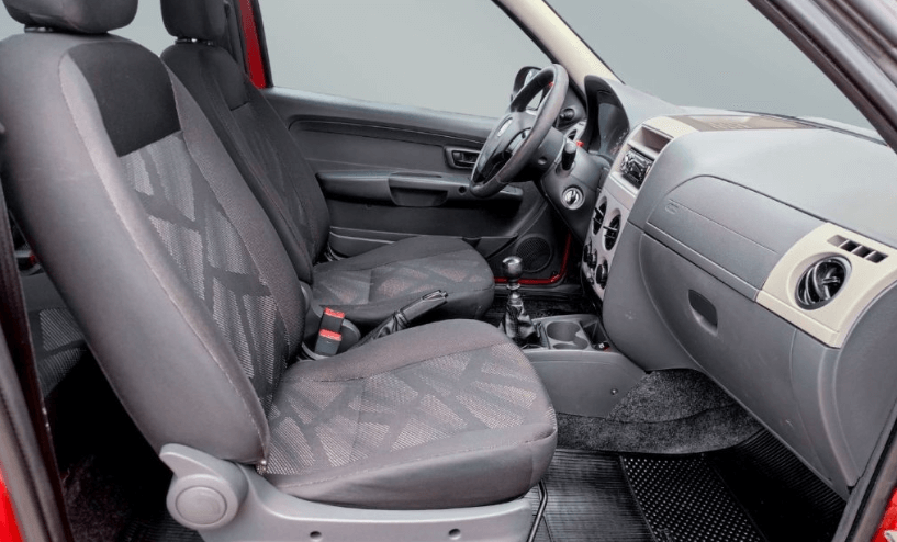 Foto do interior do Fiat Palio Fire 2015