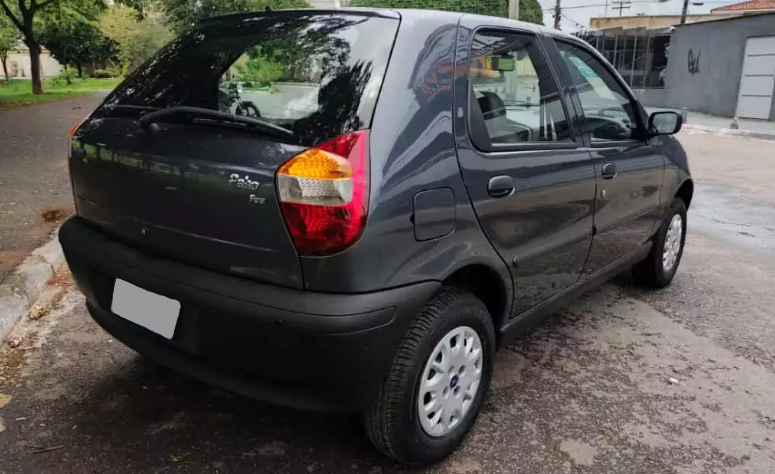Foto da diagonal traseira do Fiat Palio Fire 2004