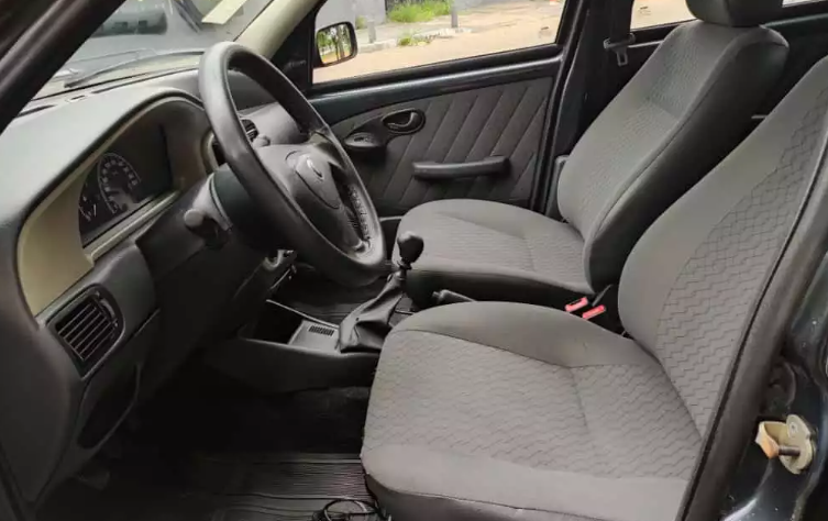 Foto do interior do Fiat Palio Fire 2004