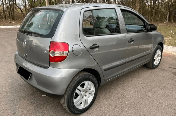 Foto da traseira em diagonal do Volkswagen Fox 2006