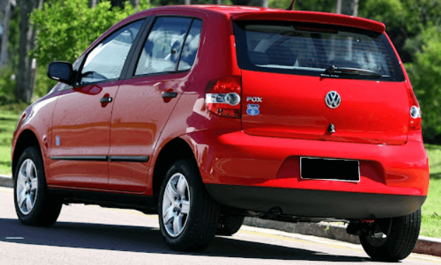 Foto da traseira em diagonal do Volkswagen Fox 2008