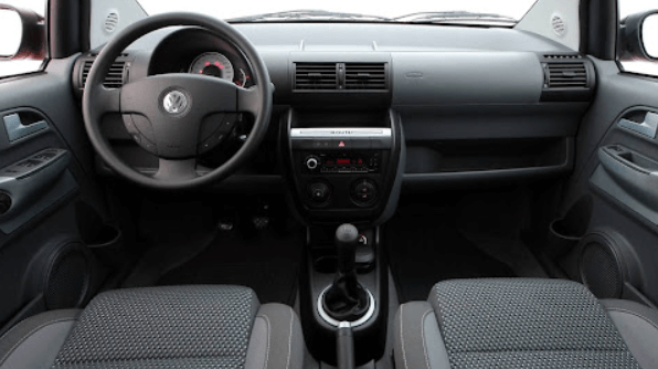 Foto do painel interno do Volkswagen Fox 2008