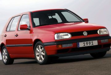 A imagem mostra um Volkswagen Golf G3 de pintura vermelha.