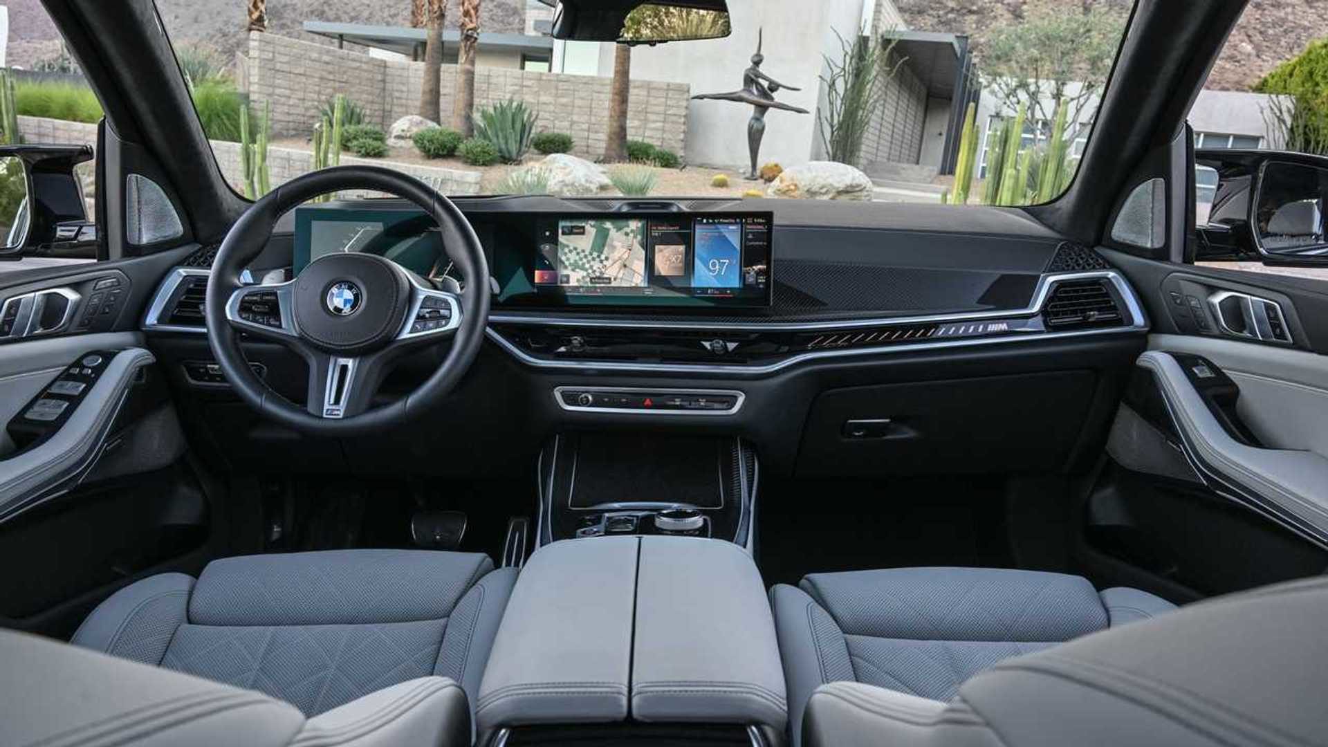 Foto do painel do BMW X7 2024.