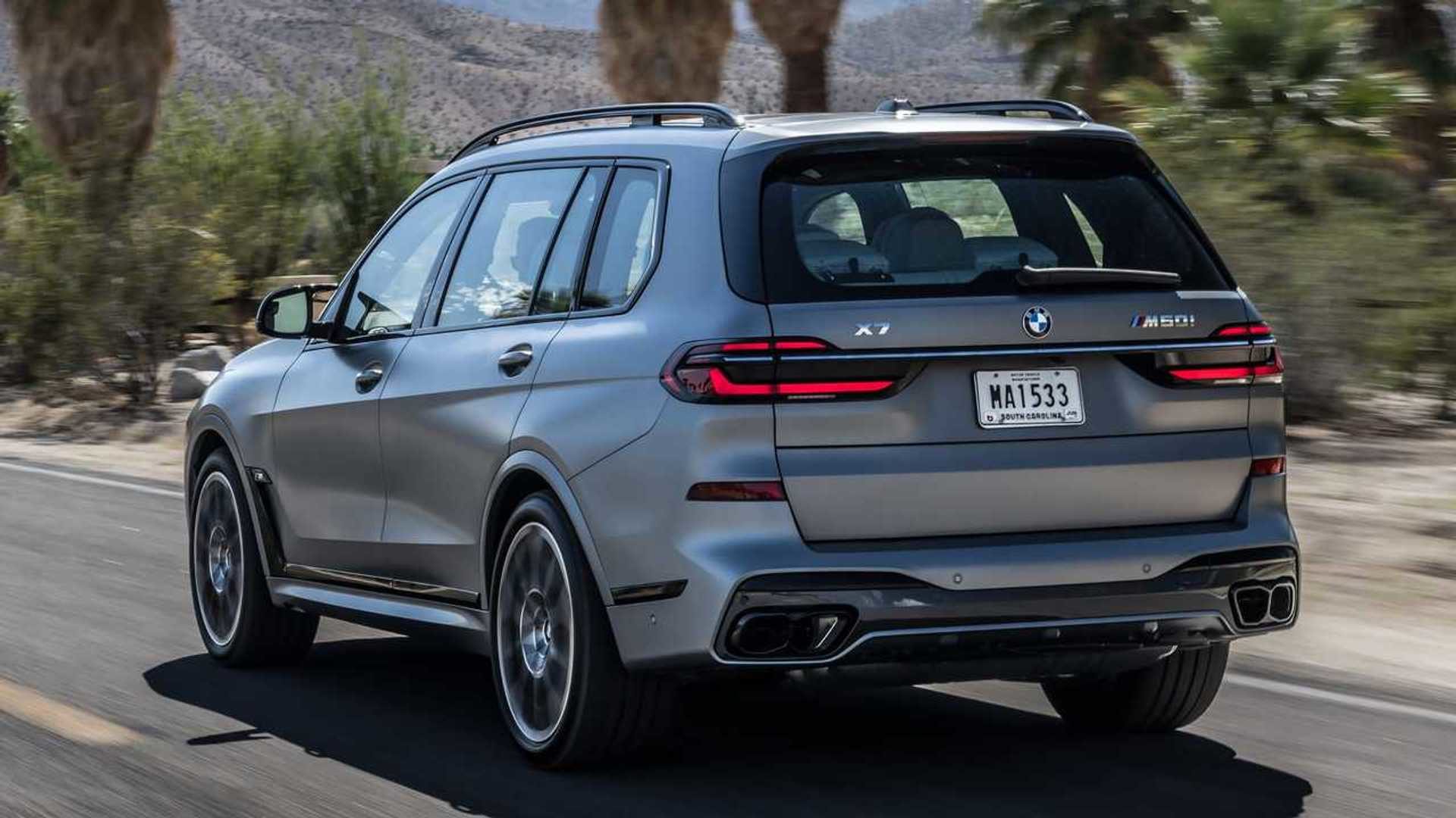 Foto da traseira do BMW X7 2024.