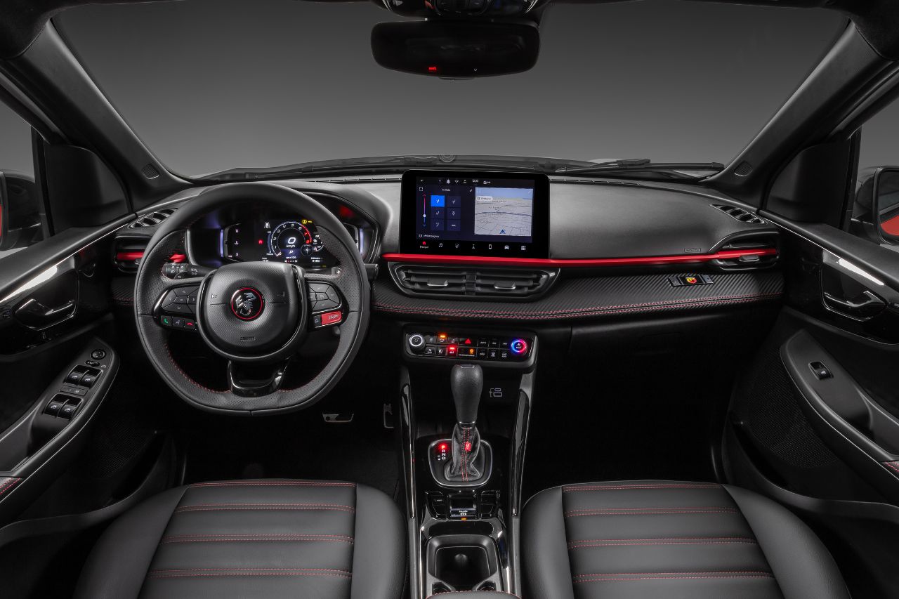 Foto do interior do Fiat Fastback Abarth 2024