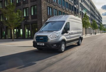 Foto do Ford Transit de frente andando em uma rua.