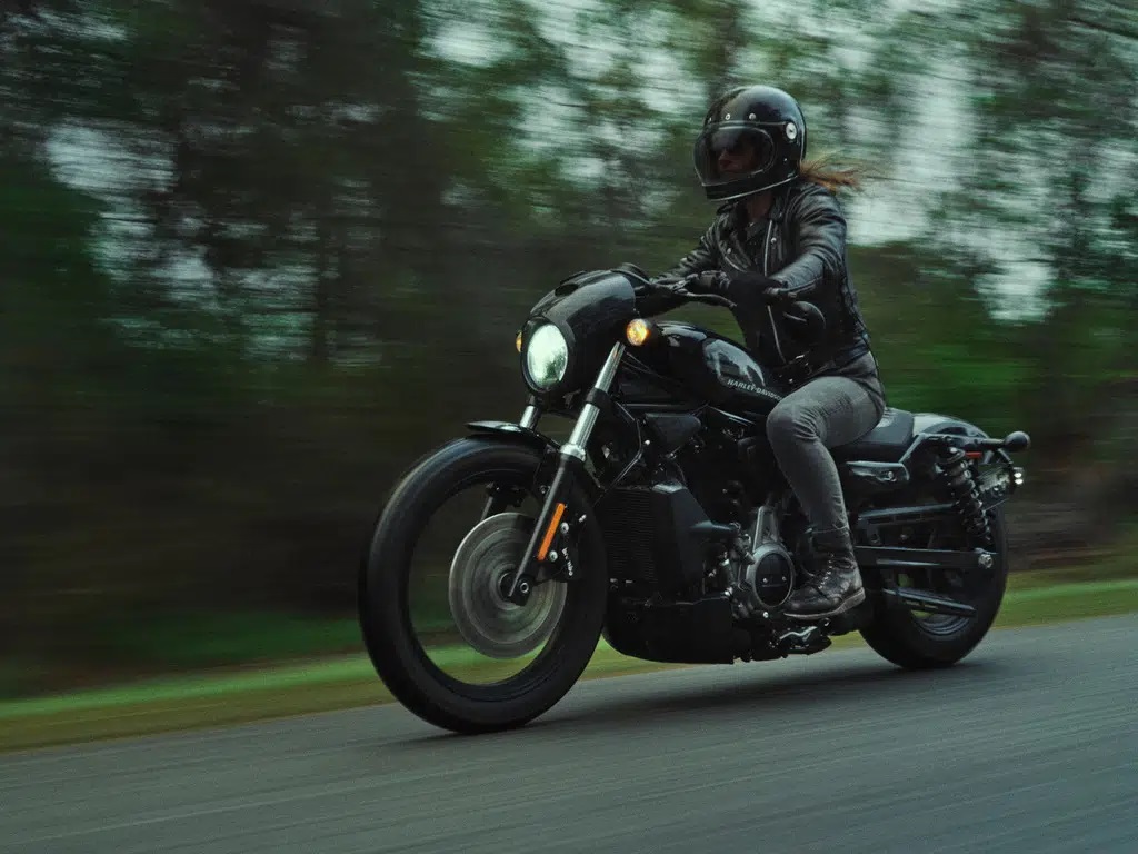 Foto da Harley Davidson Nightster Special na estrada