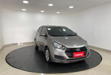 Foto do Hyundai HB20 Comfort 2016 estacionado exibindo parte da frente e das portas laterais lado do passageiro.