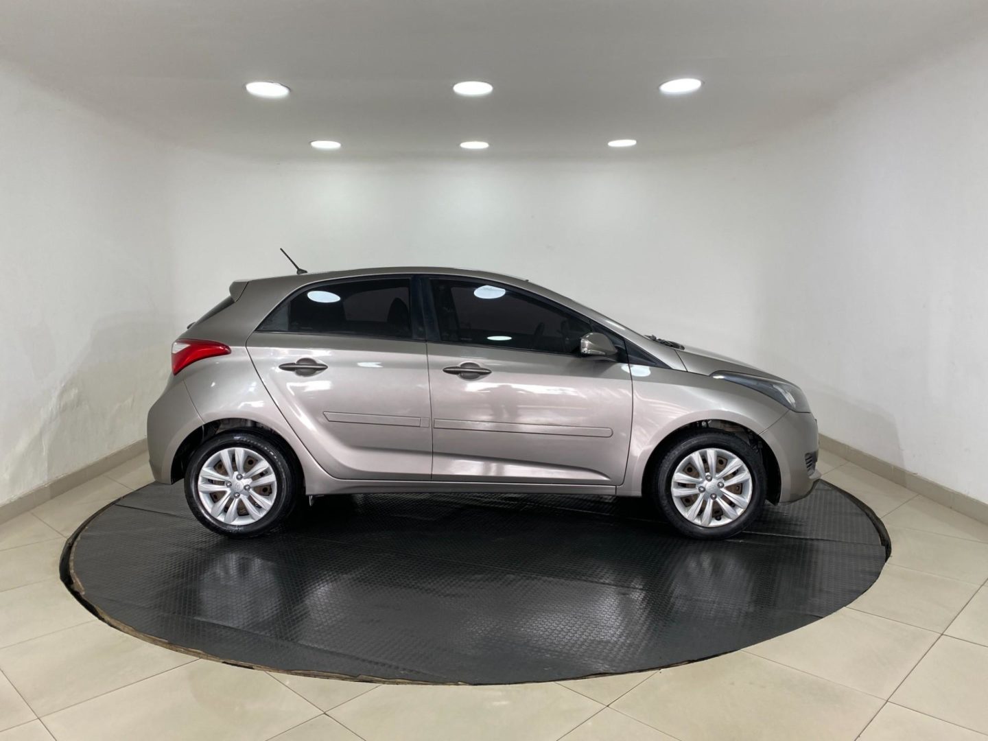 Foto do Hyundai HB20 Comfort 2016 exibindo a lateral do lado do passageiro.