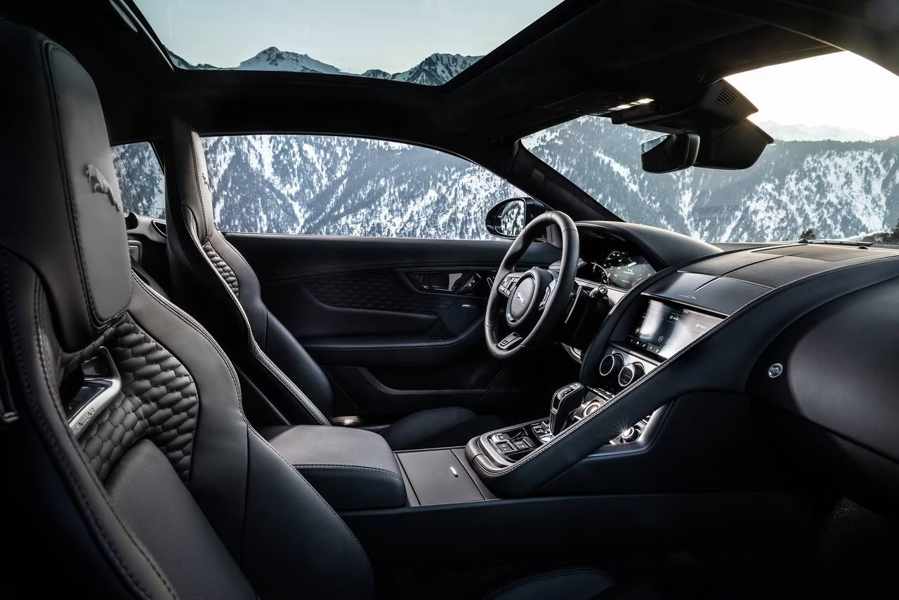 Foto do interior do Jaguar FType 2024.