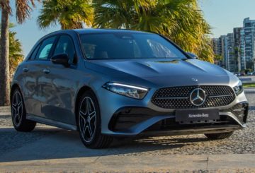 Foto da frente em diagonal do Mercedes-Benz Classe A 200 2023