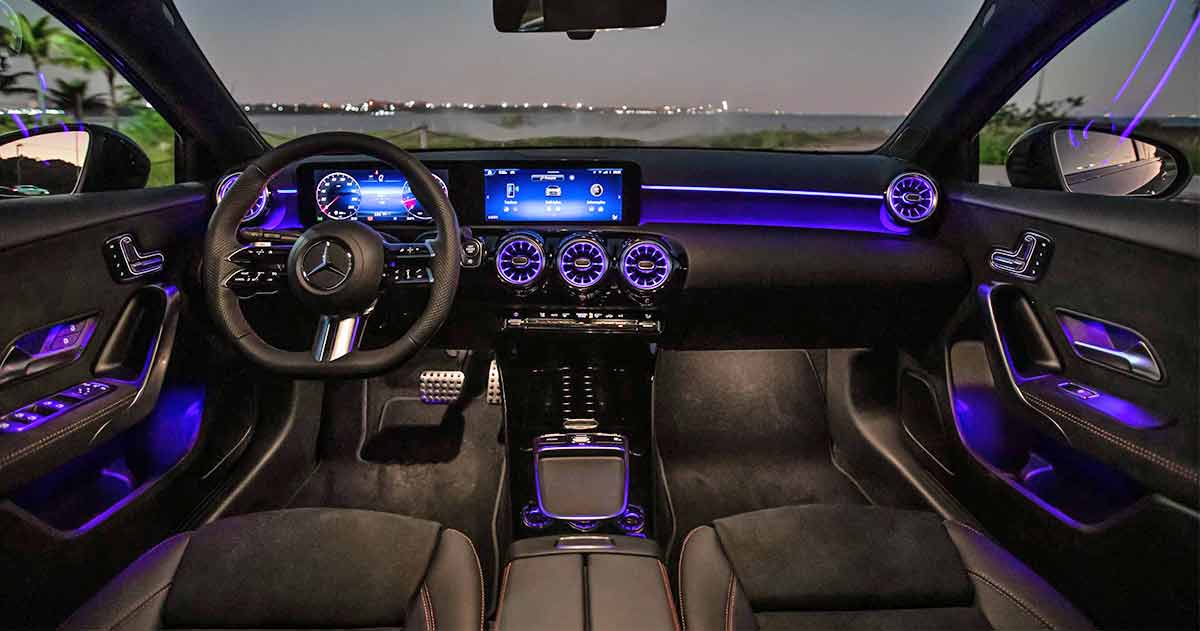 A imagem mostra volante, painel, central multimídia e parte dos bancos dianteiros do veículo.
