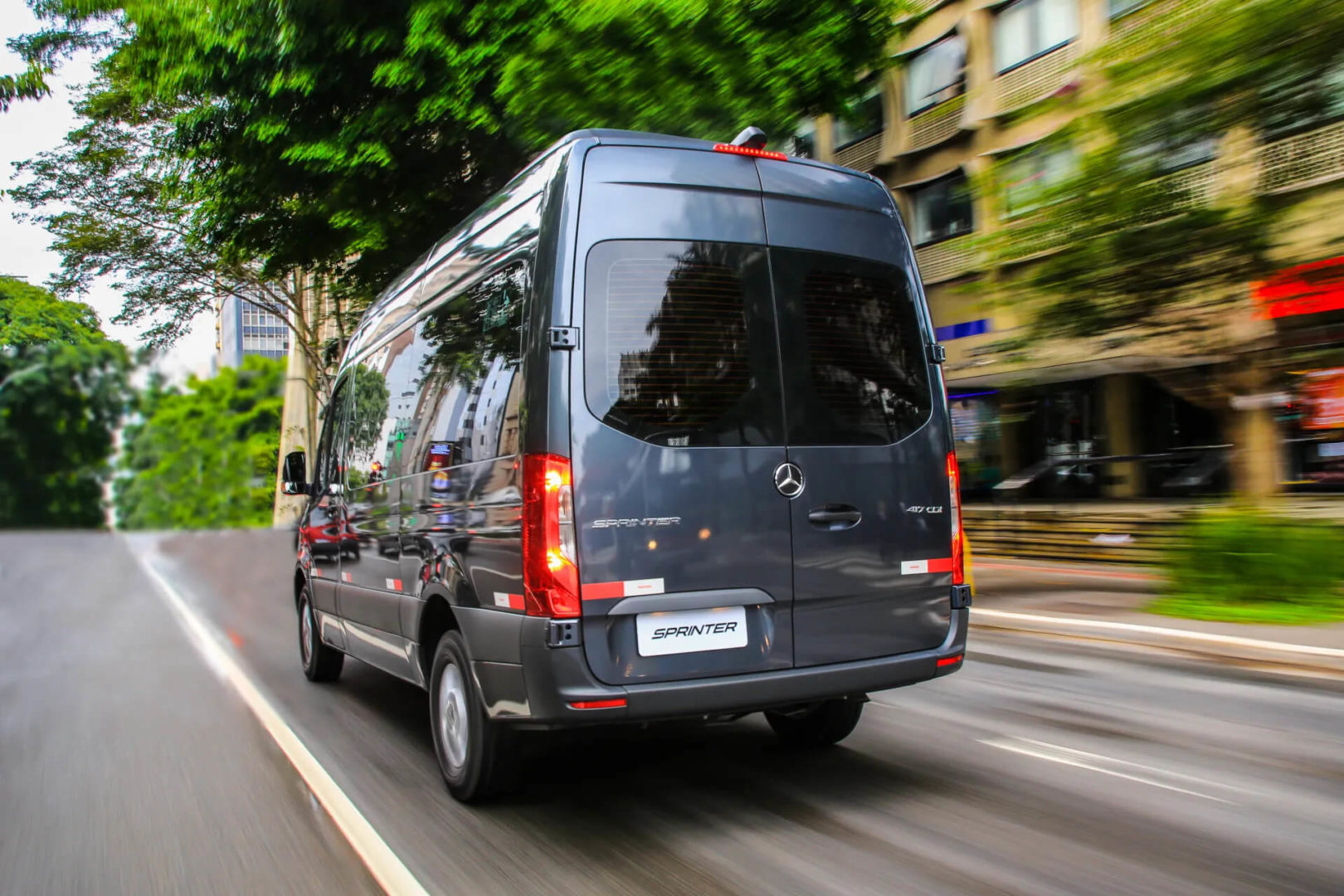Foto traseira do Mercedes-Benz Sprinter 517 Vidrado, exibindo a parte de trás e a lateral do motorista.