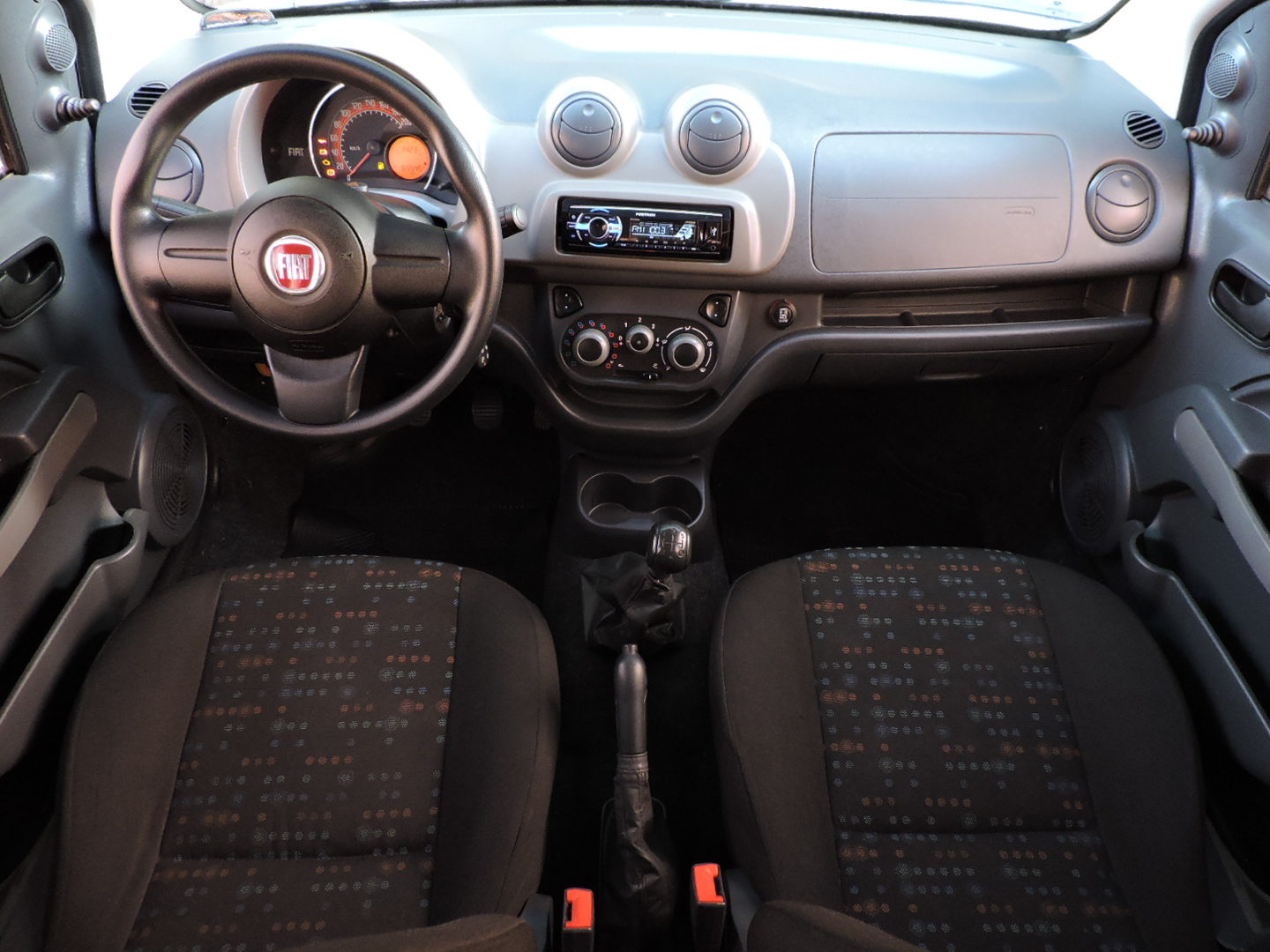 Foto do interior do Fiat Uno Vivace 2013.