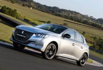 Foto do Peugeot 208 Style 2024 andando em uma pista.
