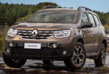 Foto mostrando a dianteira de um Renault Duster G2 cinza estacionado.