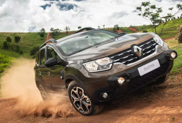 Foto do Renault Duster Iconic Plus 2024 andando em uma estrada de terra.