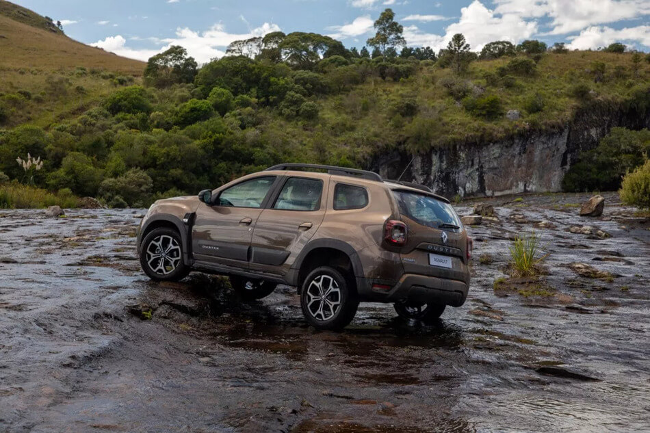 Foto exibindo o Renault Duster Iconic Plus 2024 andando em um trecho de rio.