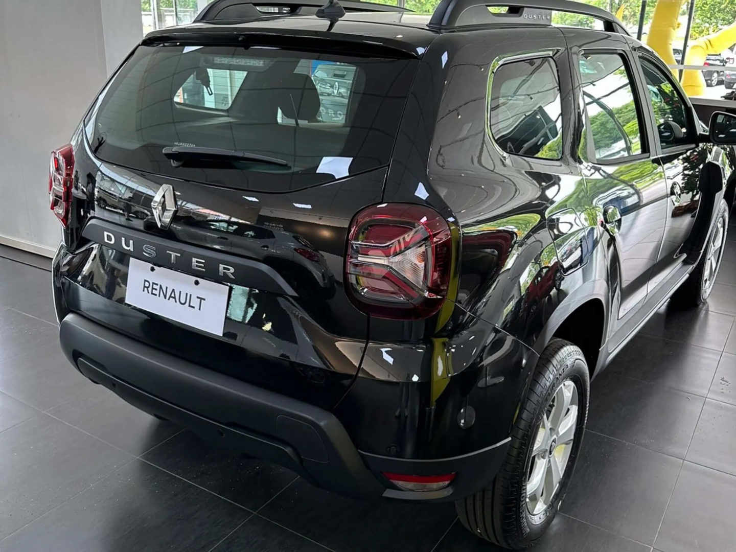Foto da traseira do Renaul Intense Plus CVT.