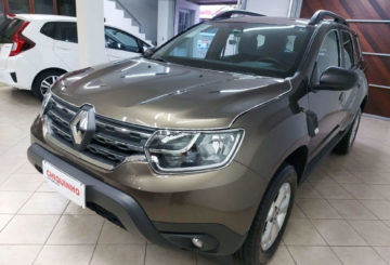 Foto da frente do Renault Duster Intense Plus 2024.