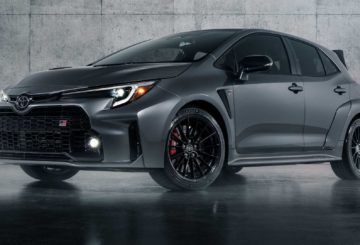 Foto da frente em diagonal do Toyota GR Corolla Core 2024
